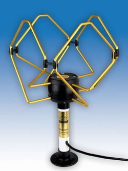 Omnidirectional antenna with amplifier